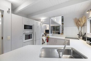 Kühlschrank, Mikrowelle, Ofen, Geschirrspüler