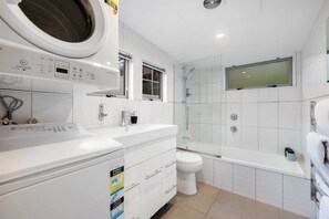 Sèche-cheveux, serviettes fournies