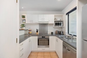 Fridge, microwave, oven, dishwasher - Mountain and lake views, carpark and only a 5 minute drive to Queenstown. (Queenstown)