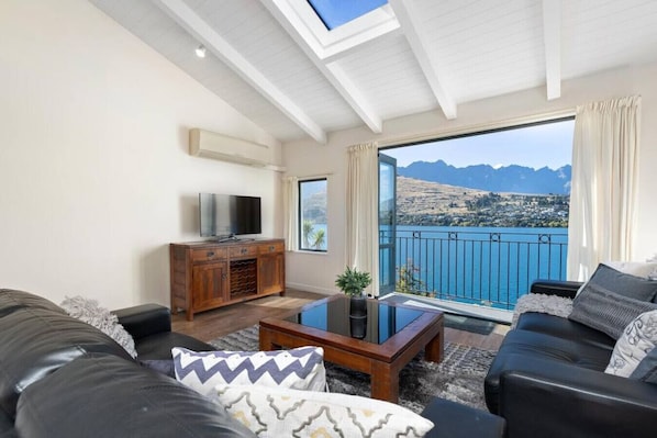 Smart TV - Mountain and lake views, carpark and only a 5 minute drive to Queenstown. (Queenstown)