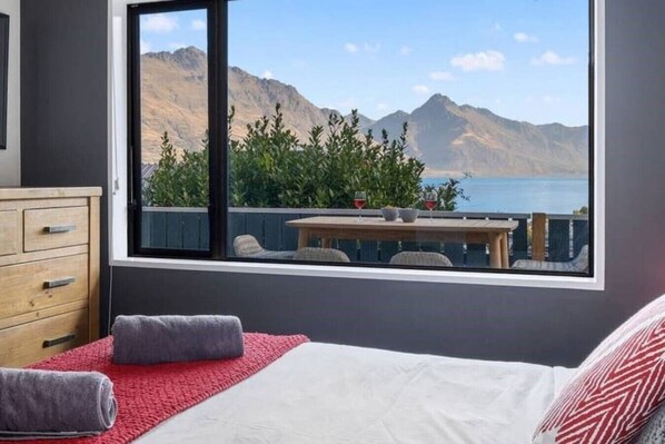 2 bedrooms, desk, iron/ironing board, travel cot - 5 minute walk into town, carpark and views of lake and mountains (Queenstown)