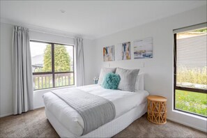 3 bedrooms, iron/ironing board, travel cot, WiFi - 5 minute easy walk to Queenstown, warm and spacious. (Queenstown)
