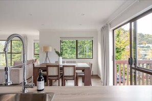 Dining - 5 minute easy walk to Queenstown, warm and spacious. (Queenstown)