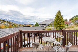 Outdoor dining - 5 minute easy walk to Queenstown, warm and spacious. (Queenstown)