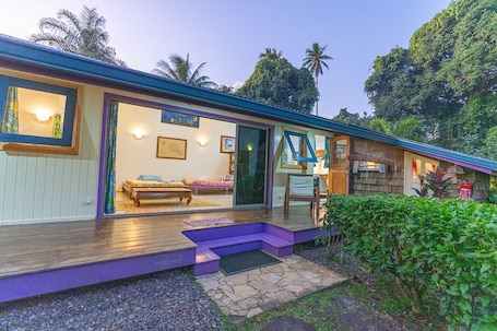 Exterior. Heimanarii Walker Paoa