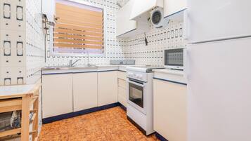 Frigorífico, horno, placa de cocina y cafetera o tetera