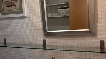 Hårføner, bidé, håndklær og såpe