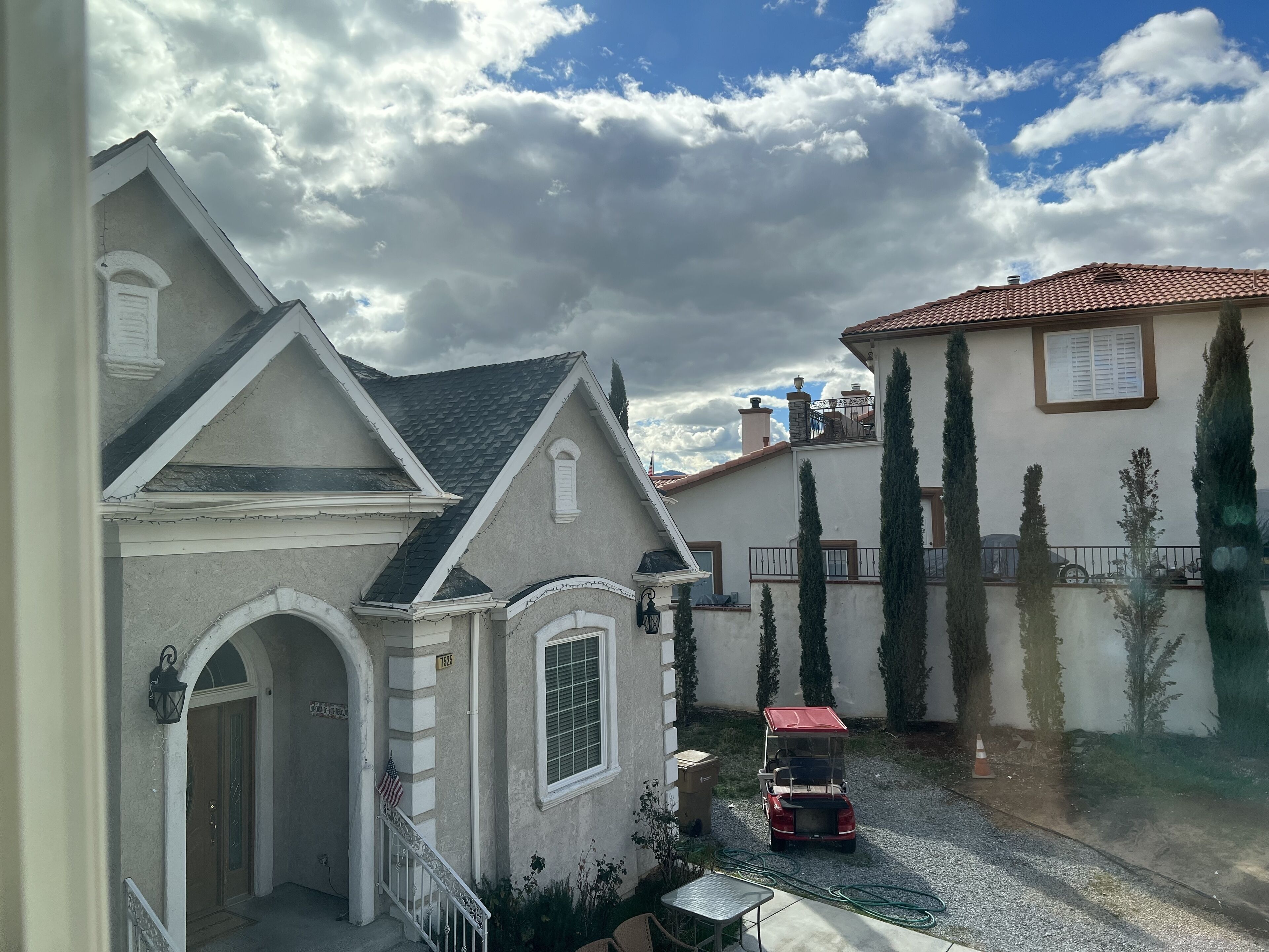 Villa Bella by the lake! come and stay at our comfy upper unit at custom home. 