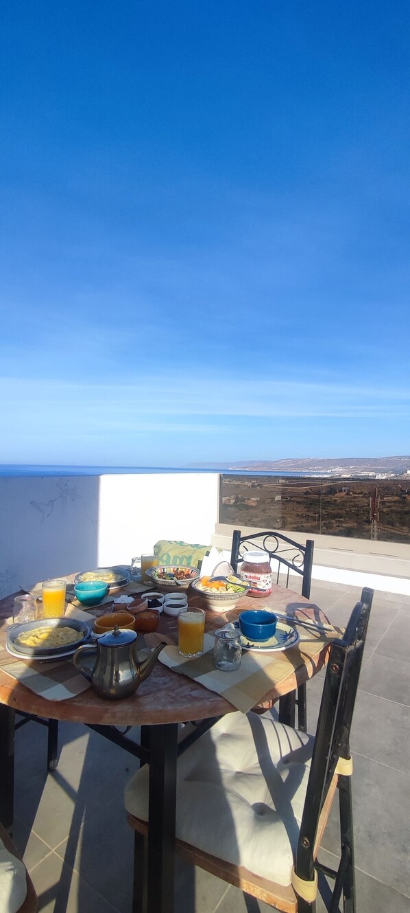 Outdoor dining - Spacious50m room with bathroom,balcony,sea/mountain views,largebed,5Min to beach (Aourir)
