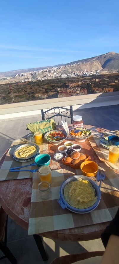 Spacious50m room with bathroom,balcony,sea/mountain views,largebed,5Min to beach