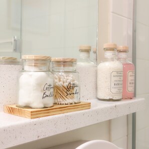 Hiustenkuivaaja, pyyhkeet, saippua, sampoo