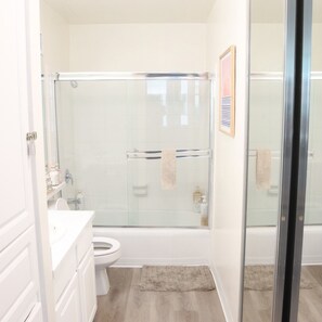 Hiustenkuivaaja, pyyhkeet, saippua, sampoo