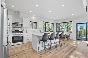 Kylskåp, mikrovågsugn, ugn och spishäll