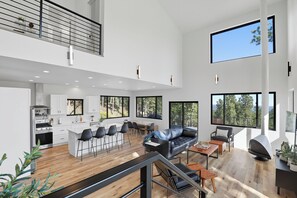 Smart-tv, eldstad, bordsfotboll och ett bordtennisbord