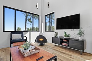 Smart-tv, pejs, bordfodbold, bordtennisbord