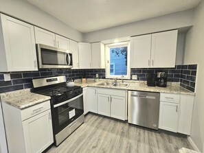 Køleskab, mikrobølgeovn, ovn, kogeplade