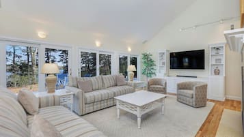 Fernseher, Kamin, Tischtennisplatte, Bücher