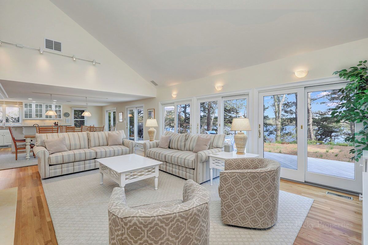 TV, fireplace, table tennis, books