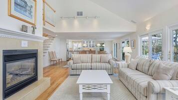 Fernseher, Kamin, Tischtennisplatte, Bücher