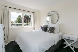 4 bedrooms, iron/ironing board, free WiFi, bed sheets - Views, close to town (Havelock North)