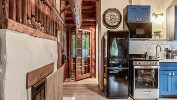 Frigorífico, microondas, horno y placa de cocina