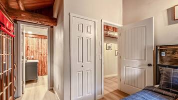 2 عدّة غرف نوم ومكواة/لوح كي وواي فاي وملاءات أسرّة