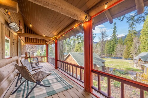Historic Hoover Cabin in McKenzie Bridge near Loloma Lodge and Tokatee Golf Club
