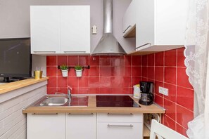 Kjøleskap, ovn, kokeplater og oppvaskmaskin