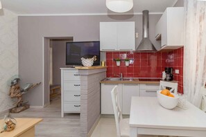 Frigorífic, placa de cuina, rentaplats i cafetera i tetera 