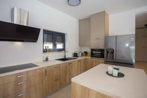 Jääkaappi, mikroaaltouuni, uuni, liesi