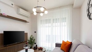 TV - Holiday apartment with balcony and air conditioning (Poreč)