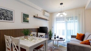 Dining - Holiday apartment with balcony and air conditioning (Poreč)