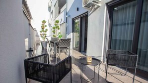 Outdoor dining - Holiday apartment with balcony and air conditioning (Poreč)