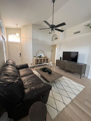 Smart TV - Desert Ridge, City North, High Street, Shop, Dine, golf, Mayo Clinic. Furnished. (Phoenix)