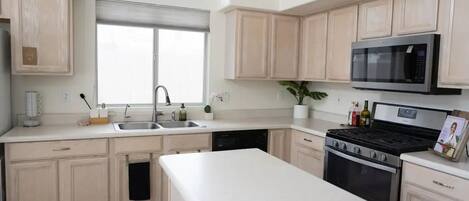 ثلاجة، ميكروويف، فرن، موقد طهي مسطح