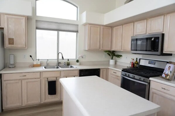 Fridge, microwave, oven, stovetop - Desert Ridge, City North, High Street, Shop, Dine, golf, Mayo Clinic. Furnished. (Phoenix)