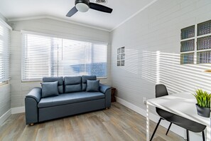 Living area - Lovely 2-bedroom house in Orlando with free parking (Orlando)