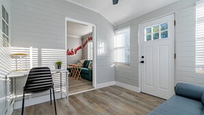 Living area - Lovely 2-bedroom house in Orlando with free parking (Orlando)