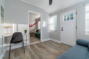 Living area - Lovely 2-bedroom house in Orlando with free parking (Orlando)