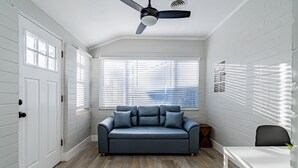 Living area - Lovely 2-bedroom house in Orlando with free parking (Orlando)