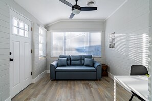 Living area - Lovely 2-bedroom house in Orlando with free parking (Orlando)