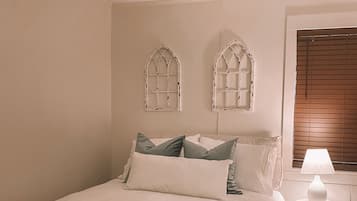 2 quartos, ferros/tábuas de passar roupa, roupa de cama