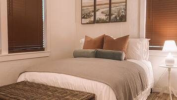 2 soverom, strykejern/-brett og sengetøy