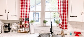 Cozy hub cottage in downtown Hattiesburg.
Sleeps 4