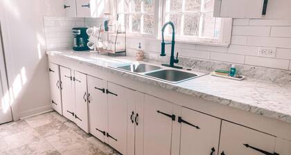 Cozy hub cottage in downtown Hattiesburg.
Sleeps 4