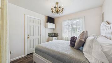 2 habitaciones, escritorio, tabla de planchar con plancha y wifi gratis
