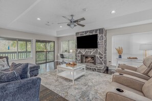 Smart TV, fireplace, books - The Pond's Perch ' A+ Privacy ' 1GB WIFI ' Parking ' Towel Warmer ' Double-Deck (Montgomery)