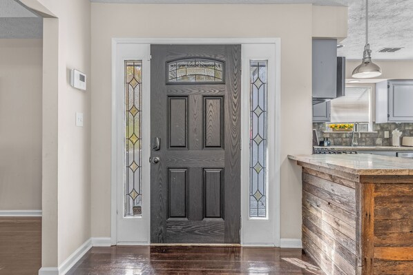 Fridge, microwave, oven, stovetop - The Pond's Perch ' A+ Privacy ' 1GB WIFI ' Parking ' Towel Warmer ' Double-Deck (Montgomery)