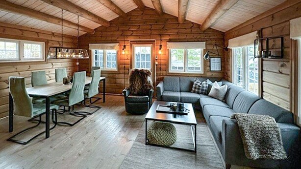 A log cabin interior with a dining area, a sofa, and a fireplace. - 3 bedroom lovely home in Bjorli (Bjorli)