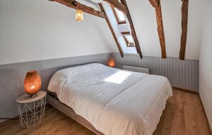 3 bedrooms, iron/ironing board, travel cot, free WiFi
